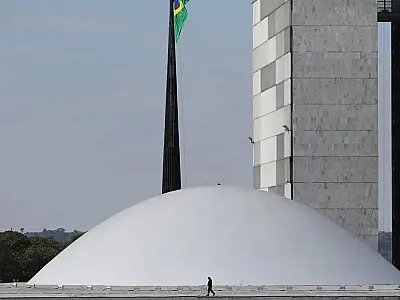 Senado adia votação de projeto que protege criança em ambiente digital