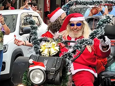 Em SV, Papai Noel Radical desce de parapente nesta terça