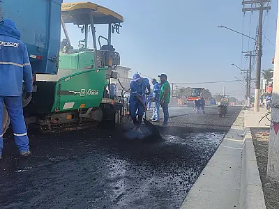 Av. D. Pedro I, na Enseada, começa a receber primeira camada de asfalto