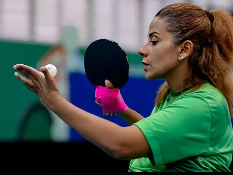 A mesatenista paralímpica Juliana Silva lança seu livro neste sábado, 25
