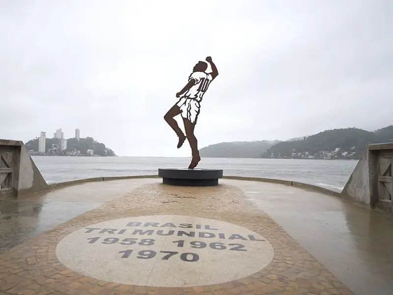 Píer do Pelé eterniza imagem do Rei em São Vicente e vira novo ponto turístico