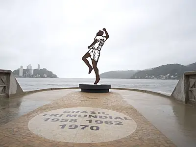 Píer do Pelé eterniza imagem do Rei em São Vicente e vira novo ponto turístico