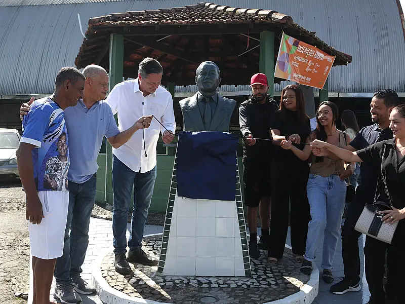 Busto homenageia liderança comunitária em morro de Santos
