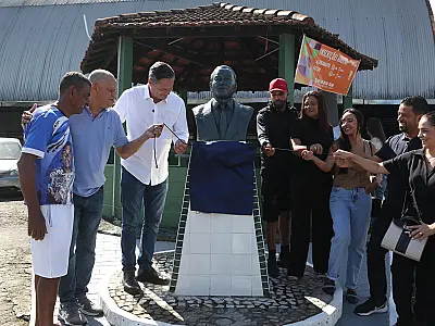 Busto homenageia liderança comunitária em morro de Santos