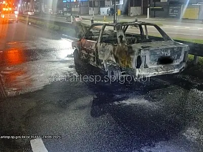 Incêndio em veículo gera interdição parcial da Via Expressa Sul, em Praia Grande/SP