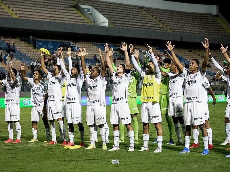 Com golaço de Endrick, Palmeiras avança à semifinal