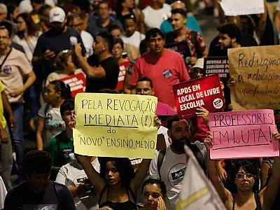 Estudantes fazem passeata pela revogação do novo ensino médio em SP