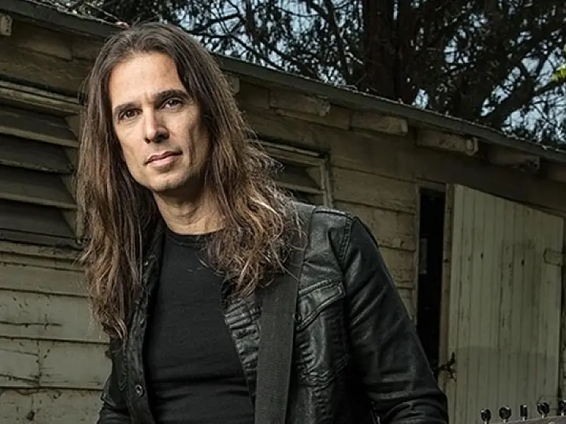Kiko Loureiro se apresenta no Arena Club neste domingo (4), em Santos