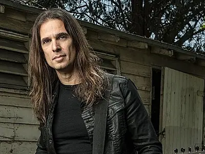 Kiko Loureiro se apresenta no Arena Club neste domingo (4), em Santos