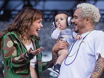 Marcelo D2 leva filha recém-nascida ao palco do MITA e emociona plateia no Rio
