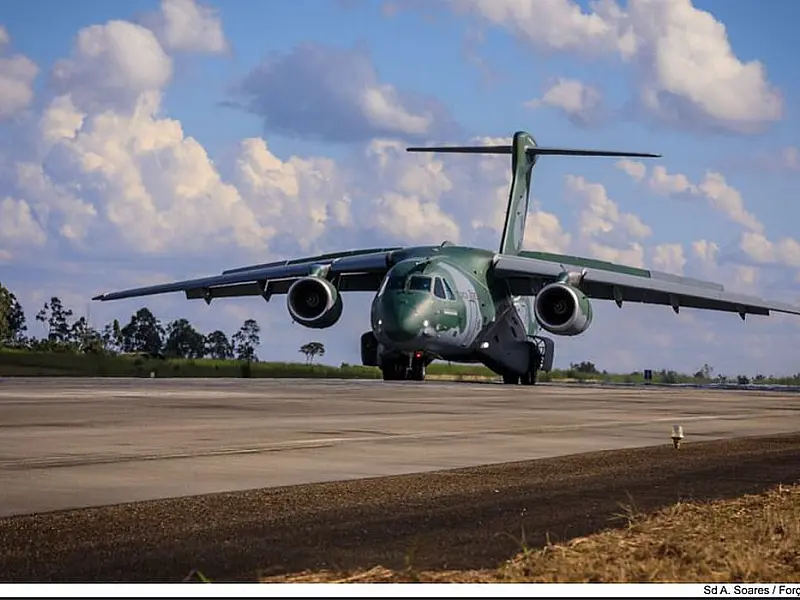 Aeronave da FAB que resgatou brasileiros deixa a Polônia