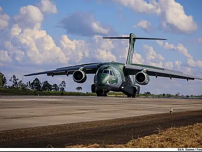 Aeronave da FAB que resgatou brasileiros deixa a Polônia