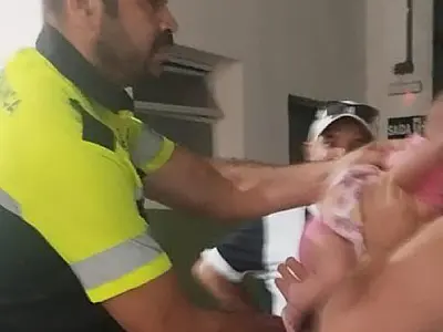 Agente de trânsito de Praia Grande/SP salva bebê de engasgo