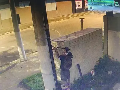 Guardas municipais prendem homem que tentava furtar fios de iluminação escolar