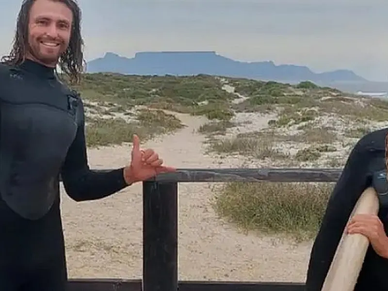 Surfistas são encontrados vivos boiando em pranchas após 36h desaparecidos