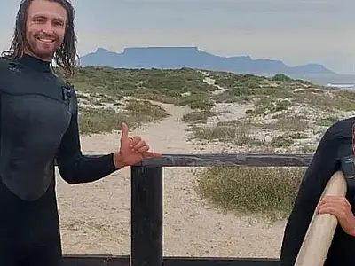 Surfistas são encontrados vivos boiando em pranchas após 36h desaparecidos