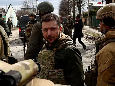 Zelensky vai a Bucha e chama mortes de civis de genocídio
