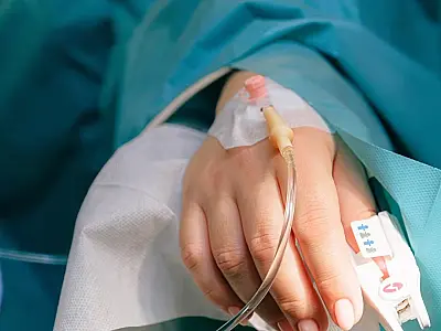 Mulher internada com sintomas de gripe tem pernas amputadas na Inglaterra