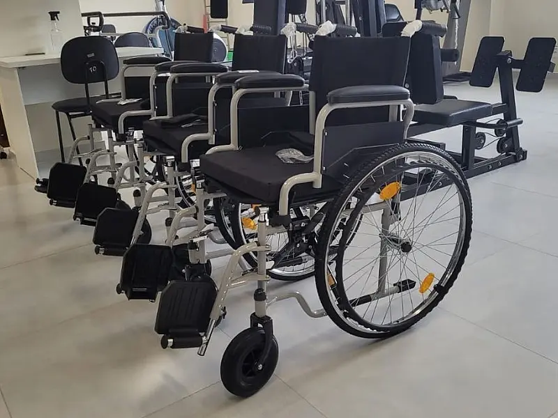 Pacientes de São Vicente recebem novos equipamentos para locomoção