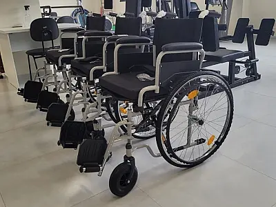 Pacientes de São Vicente recebem novos equipamentos para locomoção