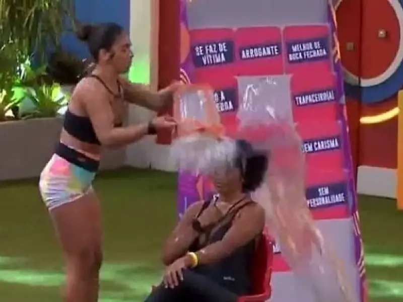 Internautas acusam Maria de agredir Natália no jogo da discórdia do BBB