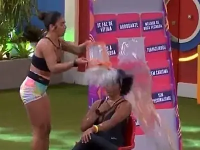 Internautas acusam Maria de agredir Natália no jogo da discórdia do BBB