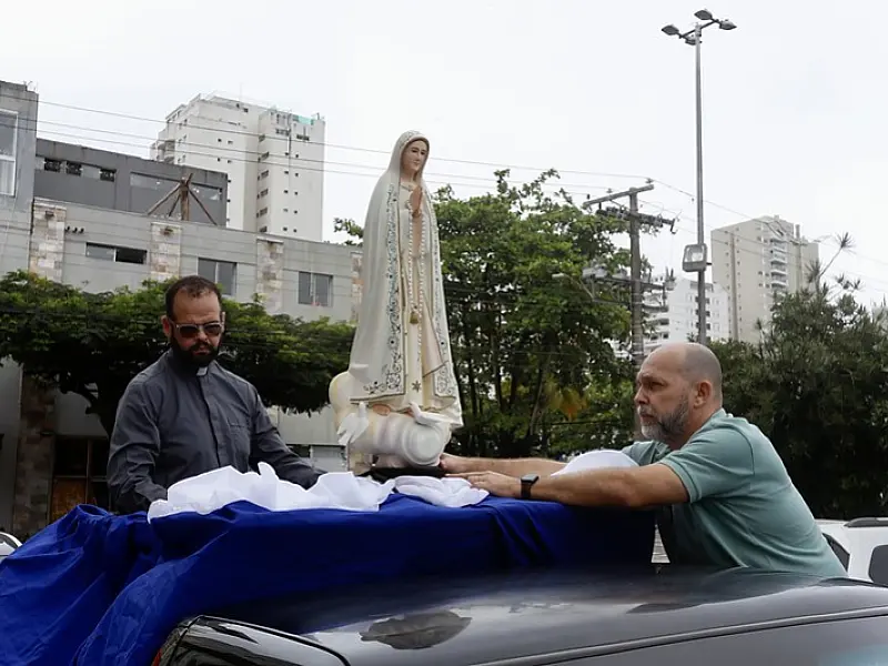 Imagem peregrina de Nossa Senhora de Fátima percorre ruas de Guarujá