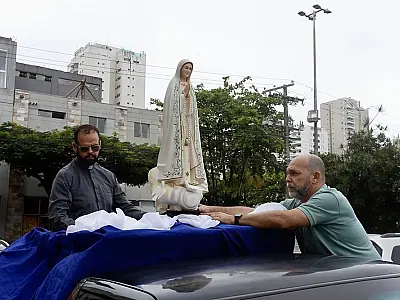 Imagem peregrina de Nossa Senhora de Fátima percorre ruas de Guarujá