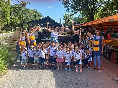 Iniciativa "Projeto Alimentação Saudável" leva 24 crianças a feira livre