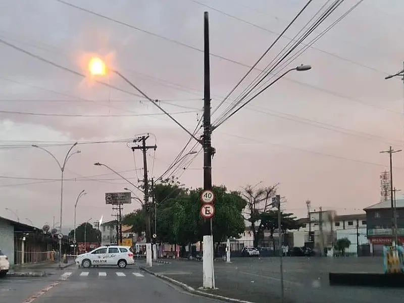 Cerca de 15 bandidos fortemente armados tentam assaltar banco e lojas