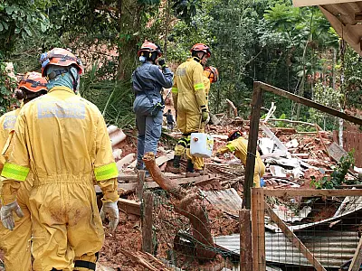 Equipes suspendem buscas em São Sebastião em razão de novas chuvas
