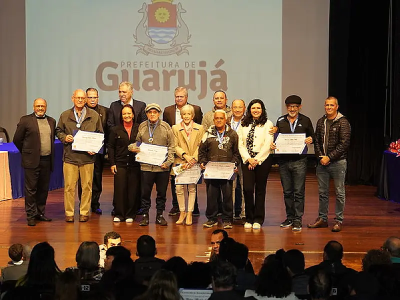 Servidores públicos de Guarujá recebem homenagem no Teatro Procópio Ferreira