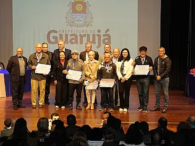 Servidores públicos de Guarujá recebem homenagem no Teatro Procópio Ferreira