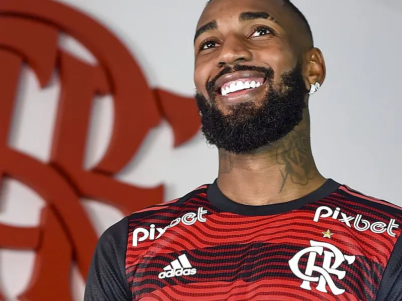 Meio-campista Gerson retorna ao Flamengo com contrato até 2027