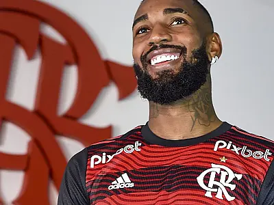 Meio-campista Gerson retorna ao Flamengo com contrato até 2027