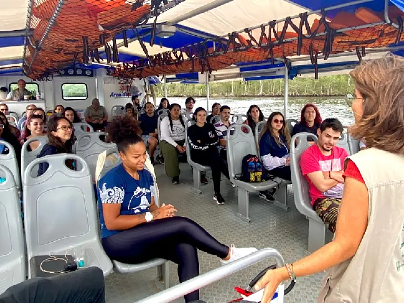 Barco Escola 'Arca do Saber' realiza estudo do meio no manguezal com universitários