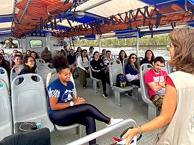 Barco Escola 'Arca do Saber' realiza estudo do meio no manguezal com universitários