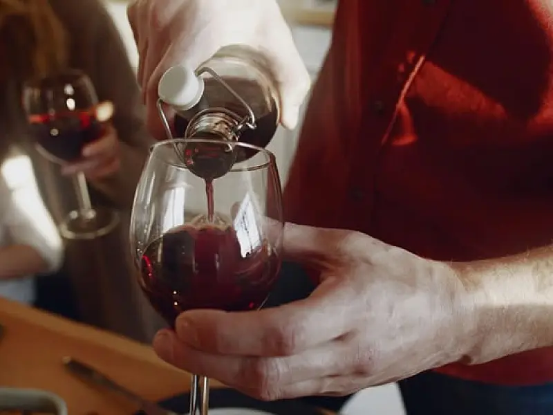 Consumo de álcool está associado a lesões cerebrais ligadas à demência, mostram análises