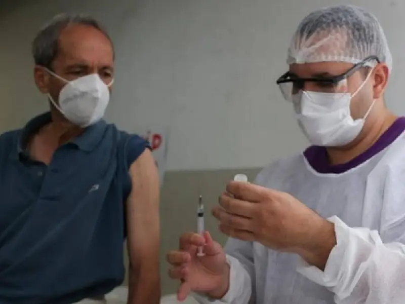 Santos antecipa aplicação de doses contra Covid-19