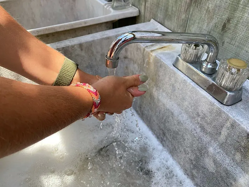 Ação integrada leva acesso à Tarifa Social da Sabesp para famílias da Vila Nova, em Guarujá