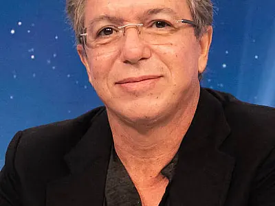 Boninho chora ao ganhar presente da Globo