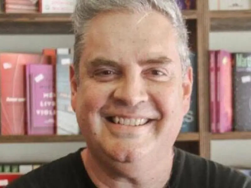 José Luiz Tahan, o livreiro que mantém viva a tradição da livraria de rua em Santos