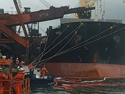 Falha em abastecimento de navio no Porto de Santos causa derramamento de 200 litros de óleo
