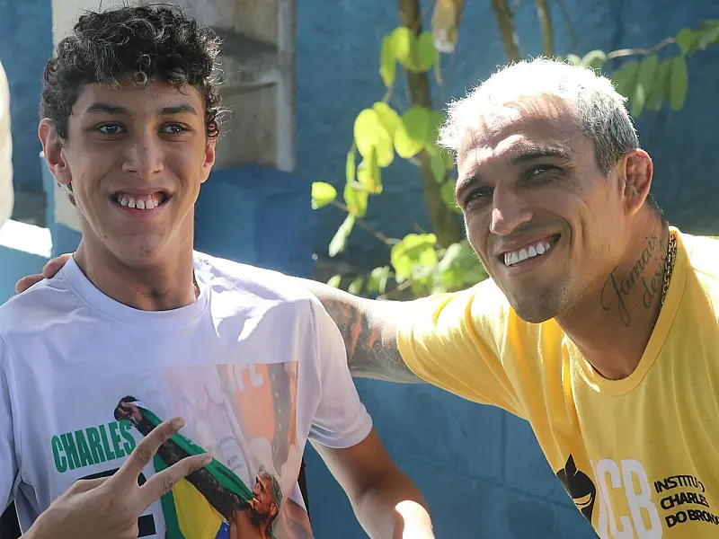 Instituto Charles do Bronx reúne cerca de 60 pessoas em evento da Semana do Brincar