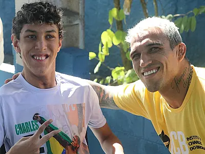 Instituto Charles do Bronx reúne cerca de 60 pessoas em evento da Semana do Brincar