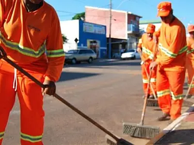 Justiça propõe cláusula de paz e aumento de 4,8% a trabalhadores da limpeza urbana do litoral