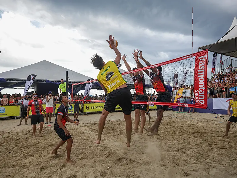 PG 59 anos: campeões olímpicos de vôlei encantam a torcida no Jogo das  Estrelas