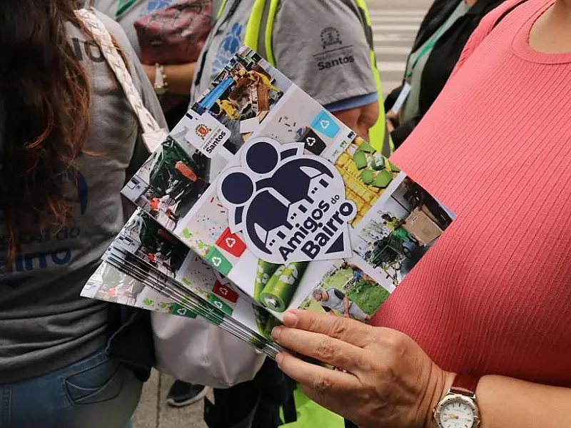 'Amigos do Bairro' realiza conscientização sobre descarte de lixo na Vila Nova