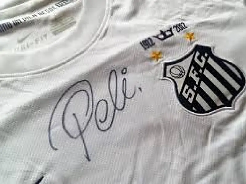 Instituto Neymar promove leilão beneficente com camisa assinada por Pelé