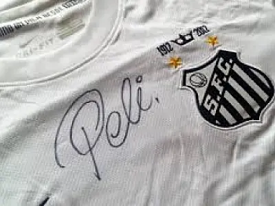 Instituto Neymar promove leilão beneficente com camisa assinada por Pelé